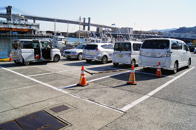 乗船場所前の港の共用駐車場です。
