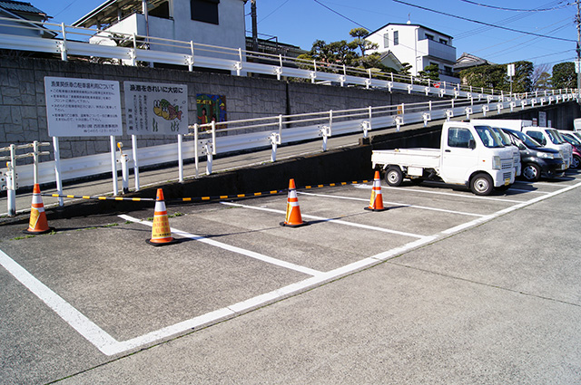 乗船場所前の港の共用駐車場です。